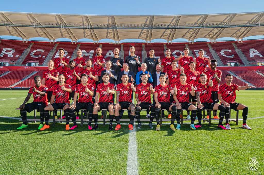 RCD Mallorca poses with OK Attitude in the official picture after the winter transfer window