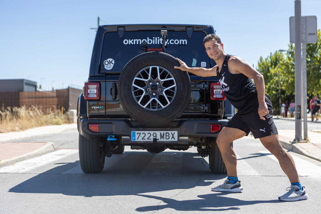 El atleta Christian López se convierte en el hombre más rápido del mundo en empujar un coche con la ayuda de OK Mobility