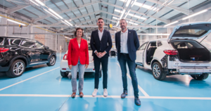 Iván Meléndez, CEO Business de OK Mobility, recibe a Alicia Romero, consellera de Economía de la Generalitat, en OK Village