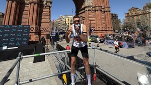 Jesús ‘Chiquitín’ representing OK Mobility at the 2026 Zurich Barcelona Marathon