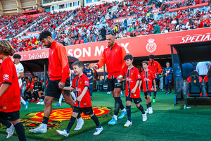 OK Kids take to the pitch hand in hand with RCD Mallorca players